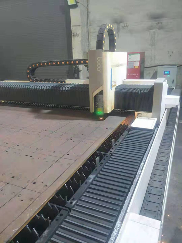 12000W的激光切割機(jī)